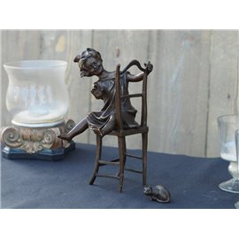 Statuie de bronz moderna Girl on chair